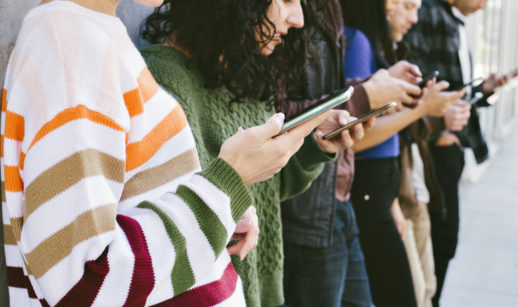 Pessoas com telefone celular