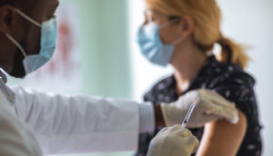 Vacina sendo aplicada