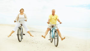 Casal da terceira idade de bicicleta