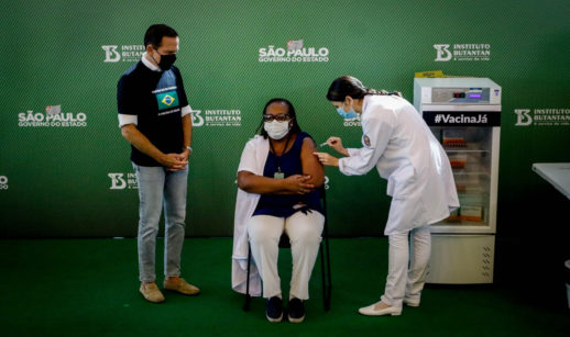 Enfermeira é a primeira a ser vacinada, ao lado do governador