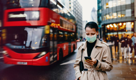 Mulher de máscara em rua de Londres