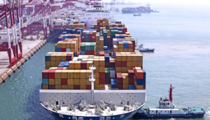 Navio carregado de contêineres na China