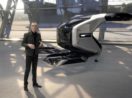 Cadillac - carro voador autônomo da GM com apresentação de uma pessoa
