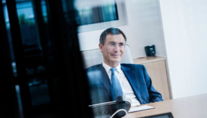 Bilionário dono de fundo de hedge Christopher Hohn quer que empresas mostrem plano de redução de emissões