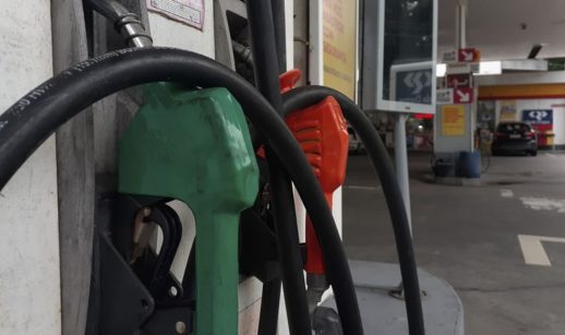 Bombas de gasolina paradas em posto