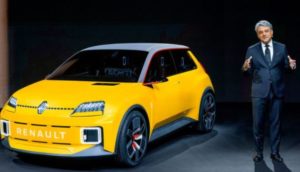 Presidente da Renault ao lado de um carro amarelo