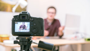 Blogueiro se filmando e fazendo o marketing pessoal