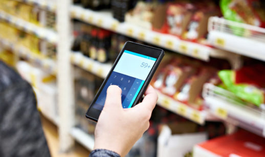 Pessoa com celular nas mãos e aplicativo da calculadora aberto fazendo contas sobre os preços no mercado. Safra projeta inflação para fevereiro