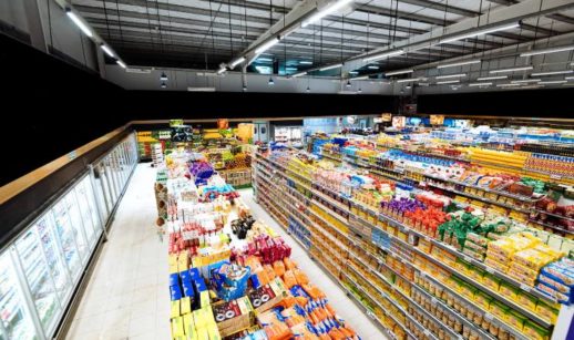 Gôndolas de mercado modelo atacado. Ações do Grupo Mateus, que é desse setor, devem se valorizar em 2021