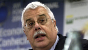 Affonso Celso Pastore falando em evento