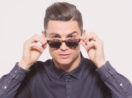 Cristiano Ronaldo posando com óculos de sol no rosto