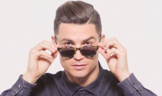 Cristiano Ronaldo posando com óculos de sol no rosto