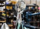 Troféu Vince Lombardi, feito pela Tiffany & Co., dado ao campeão do Super Bowl