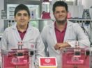 Laboratório da TissueLabs com seus dois fundadores se apoiando nas máquinas de impressão 3D