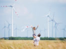 pai e filha em campo de geração eólica, alusivo ao planejamento sucessório e o bem-estar dos dependentes no futuro