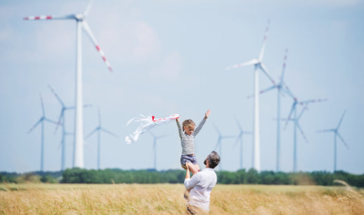 pai e filha em campo de geração eólica, alusivo ao planejamento sucessório e o bem-estar dos dependentes no futuro