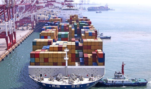 navio carregado em porto da china