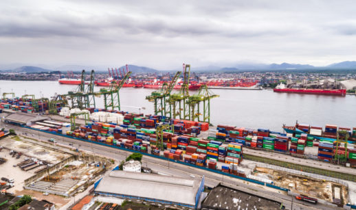 Porto de Santos com contêineres e pontes rolantes