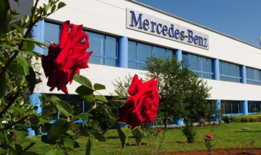 Fachada da fábrica da Mercedes-Benz, em Juiz de Fora, MG