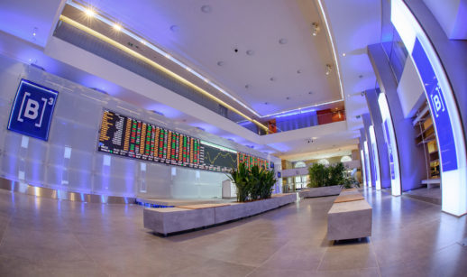 Espaço interno da B3, bolsa de valores brasileira, em São Paulo, que abriga o FundosNet, canal de entrega de documentos para os FIIs