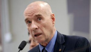 Eike Batista de perfil olhando para frente com boca aberta