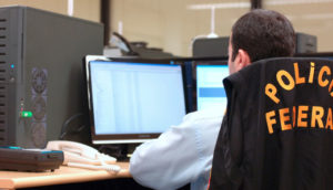 Policial federal inspeciona PC