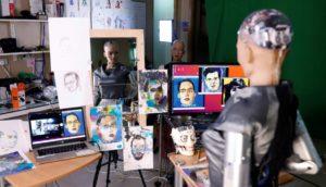 Robô Sophia em frente a computador pintando autorretrato