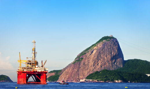Plataforma de petróleo da Petrobras no Rio de Janeiro, com o Pão de Açúcar ao fundo