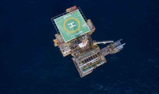 Plataforma de petróleo da PetroRio em meio ao mar aberto
