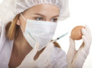 Médica vacinando um ovo