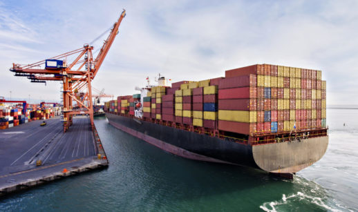 Navio de conteineres em porto