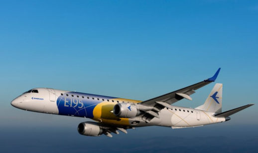 Avião da Embaraer durante voo com céu azul