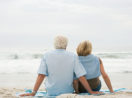Casal de idosos na praia, alusivo a tranquilidade que o seguro de vida oferece