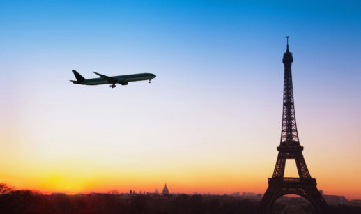 avião diante da torre eiffel ao entarceder