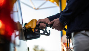 bomba se combustível abastecendo veículo