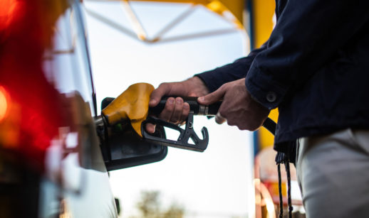 bomba se combustível abastecendo veículo