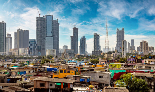 Paisagem da capital da índia com favela e prédios