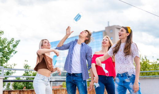 Jovens tirando máscaras
