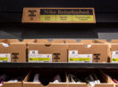 Prateleira de loja da Nike onde estão os pares da campanha Refurbished de tênis seminovos