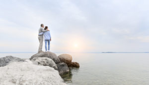 Casal abraçado na beira do mar, em alusão a