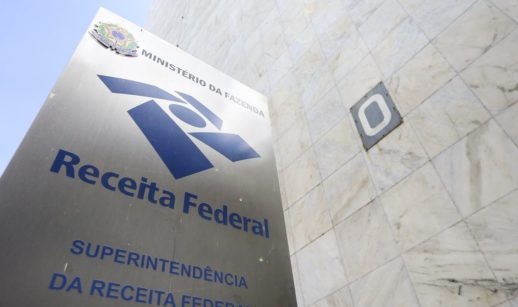 Foto da tela de celular com o programa do IR 2021