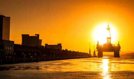 plataforma da petrobras ao por do sol