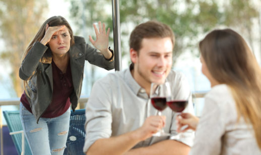 mulher vigia casa tomando vinho