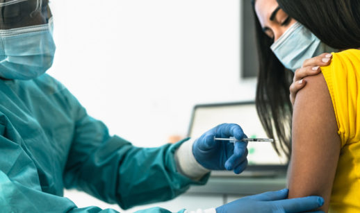 mulher tomando vacina