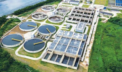 Vista aérea de estação de tratamento de esgoto da Cedae, saneamento do Rio de Janeiro