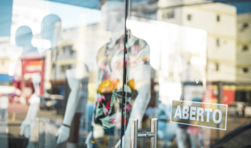 Foto de vitrine do comércio de roupas em SP