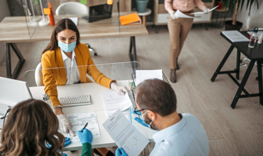 casal assina contrato em banco