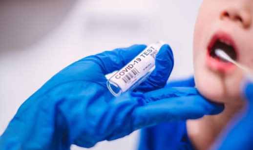 Criança faz exame para detectar covid-19