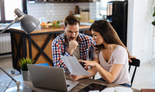 Casal analisa contas