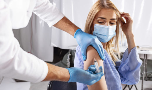 Mulher recebe vacina